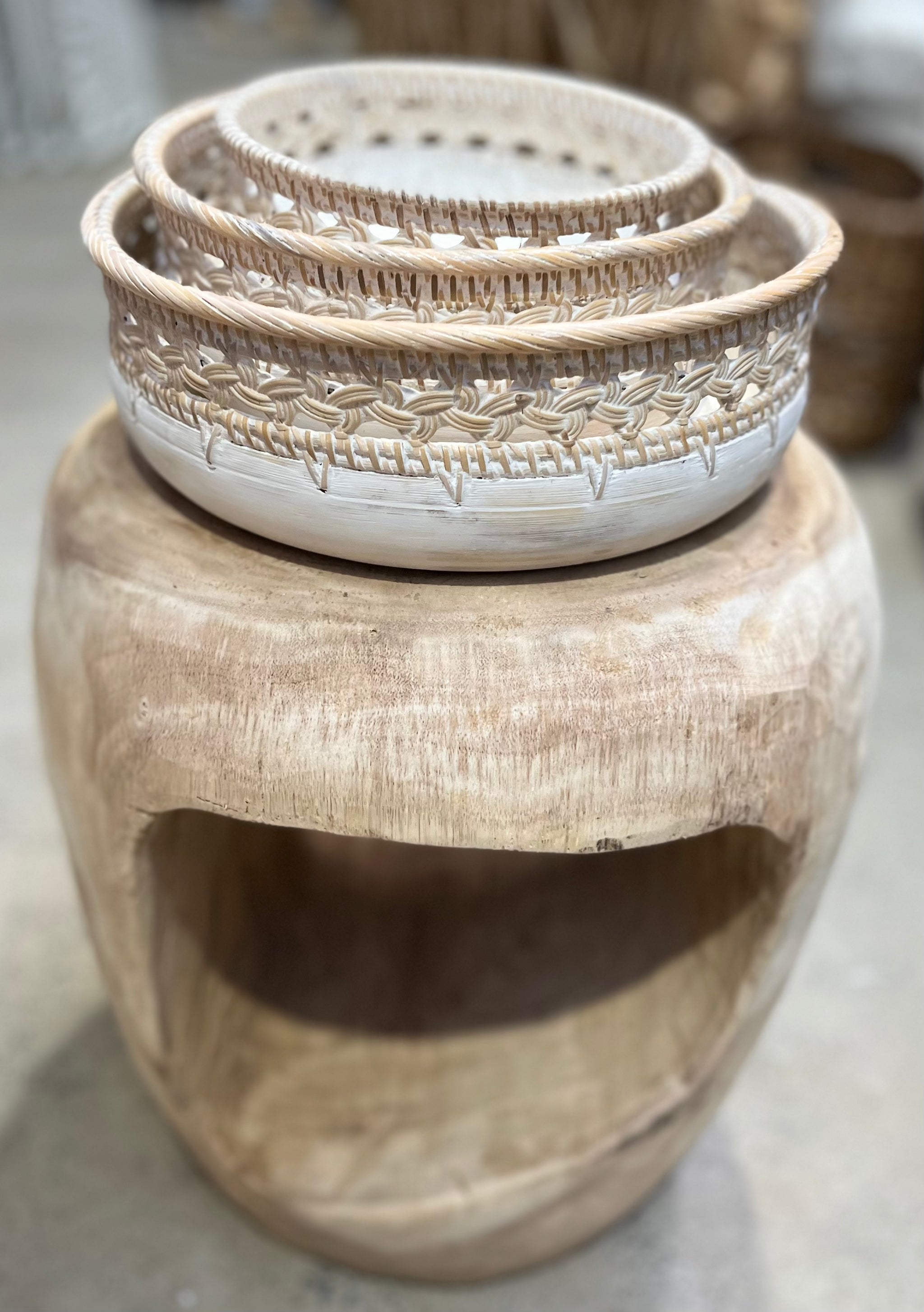 Set 3 white bowls with decorative trim