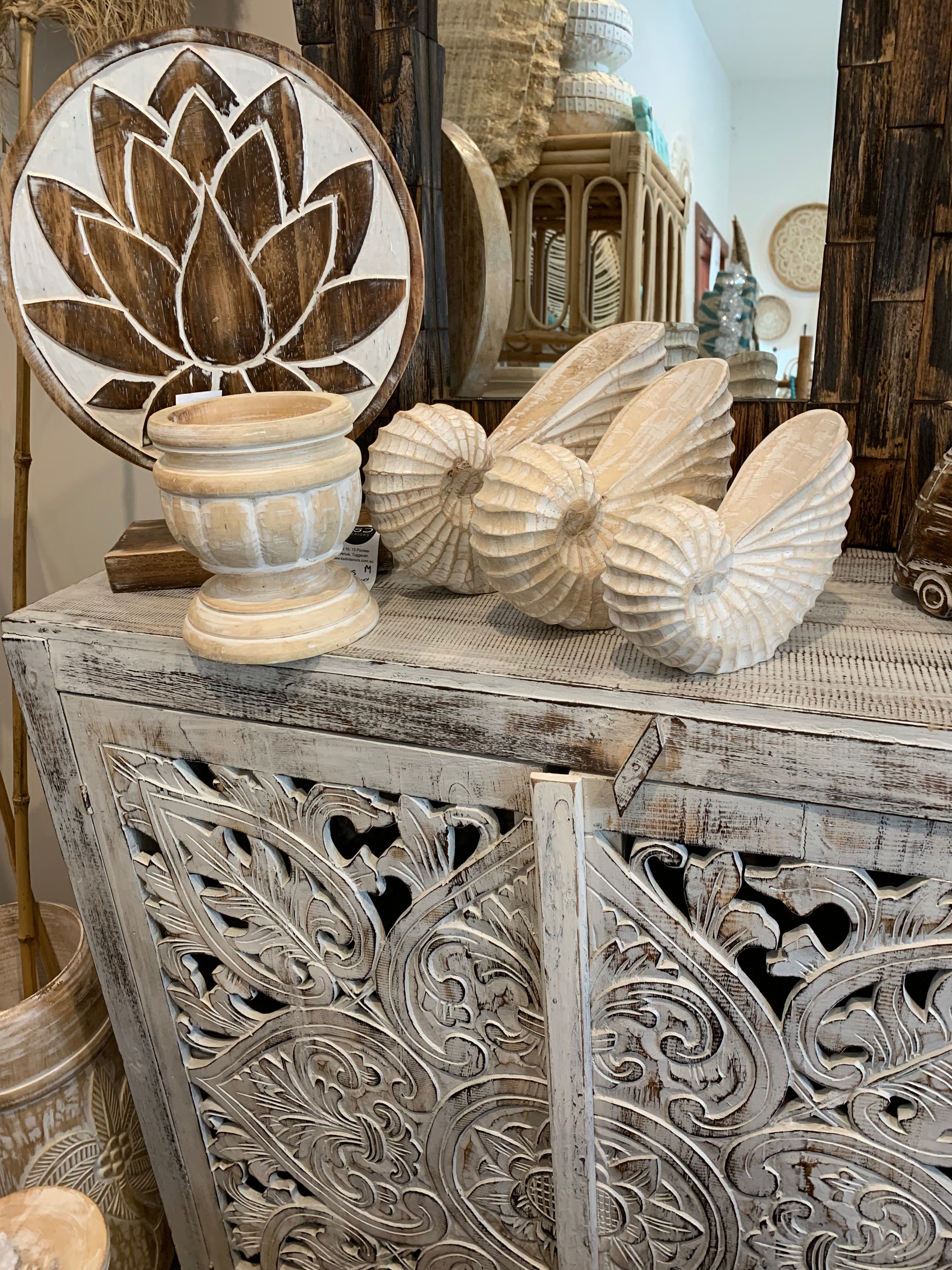 Carved timber shells. Set 3. Natural.
