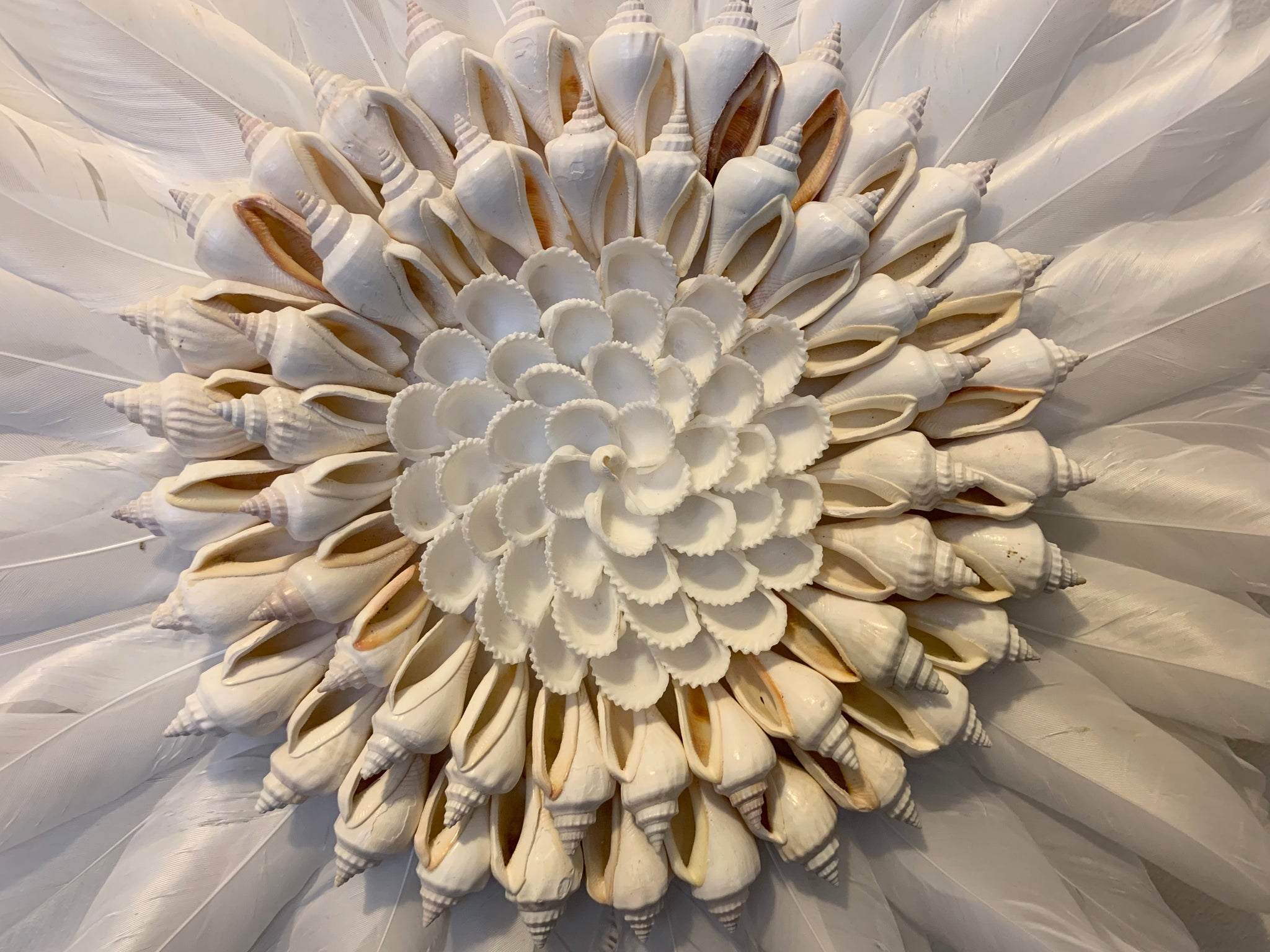 Set 3 white juju with shell. 25cm each
