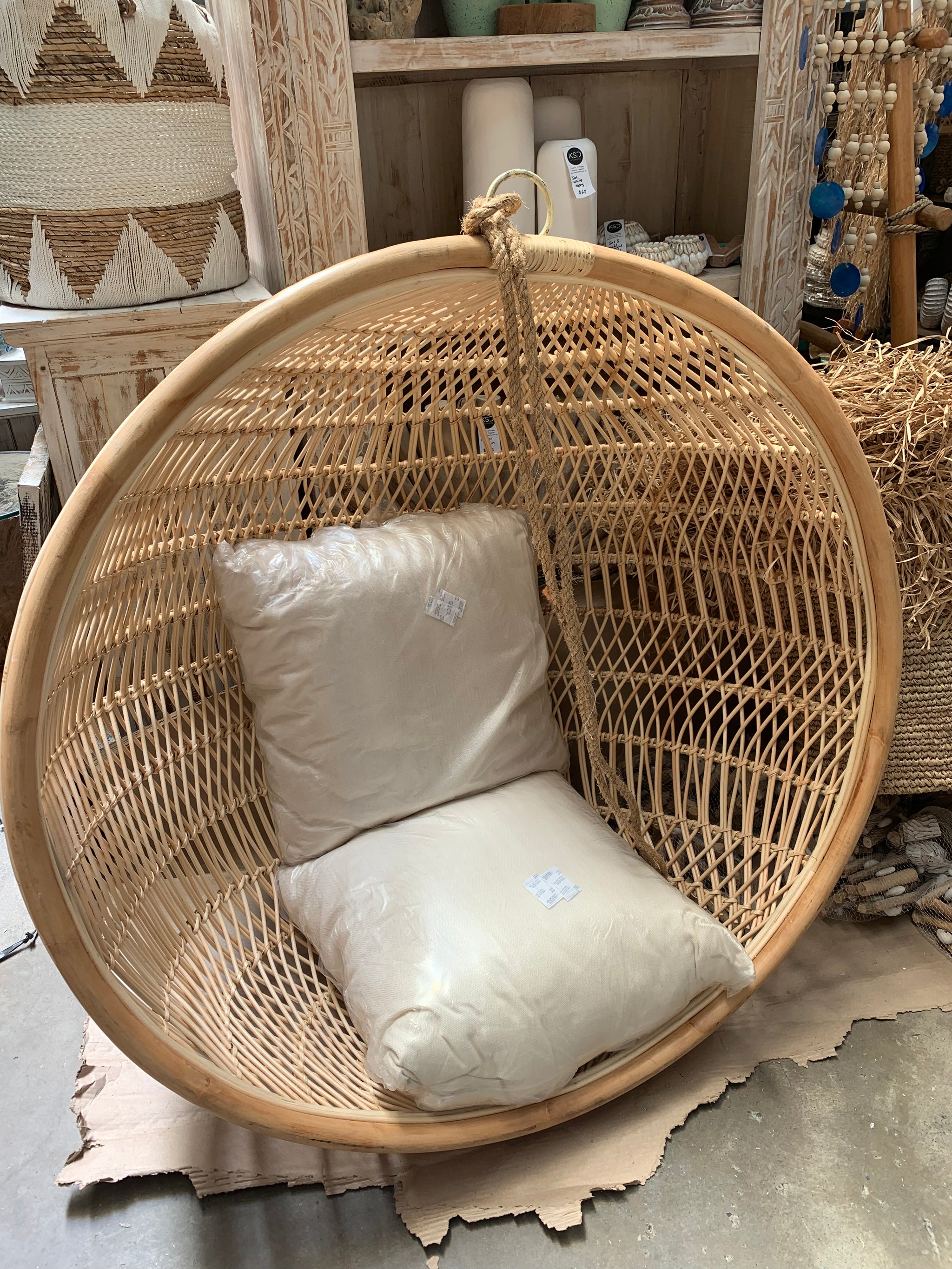 Rattan hanging chair. Natural - round