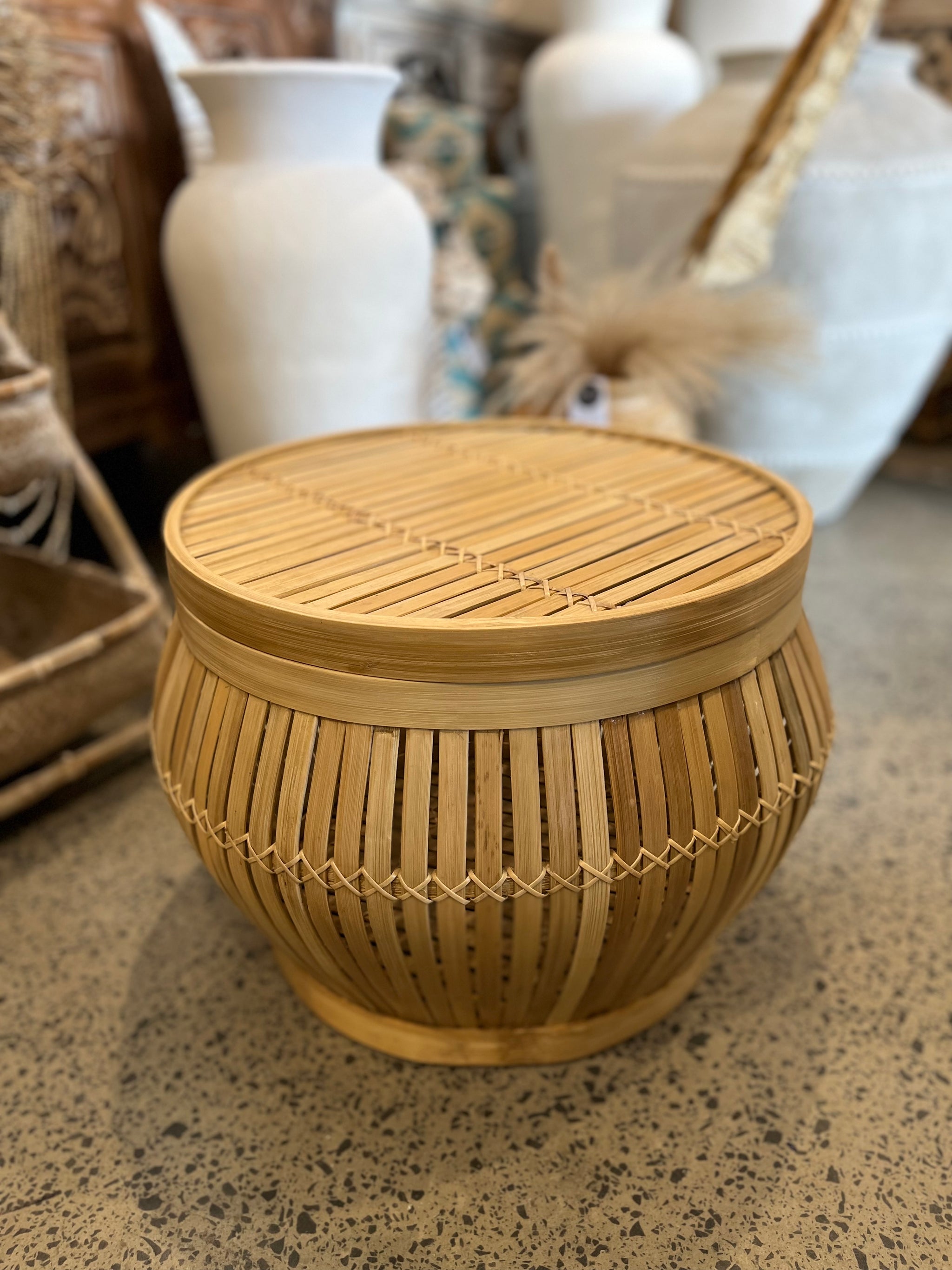 Storage basket / table