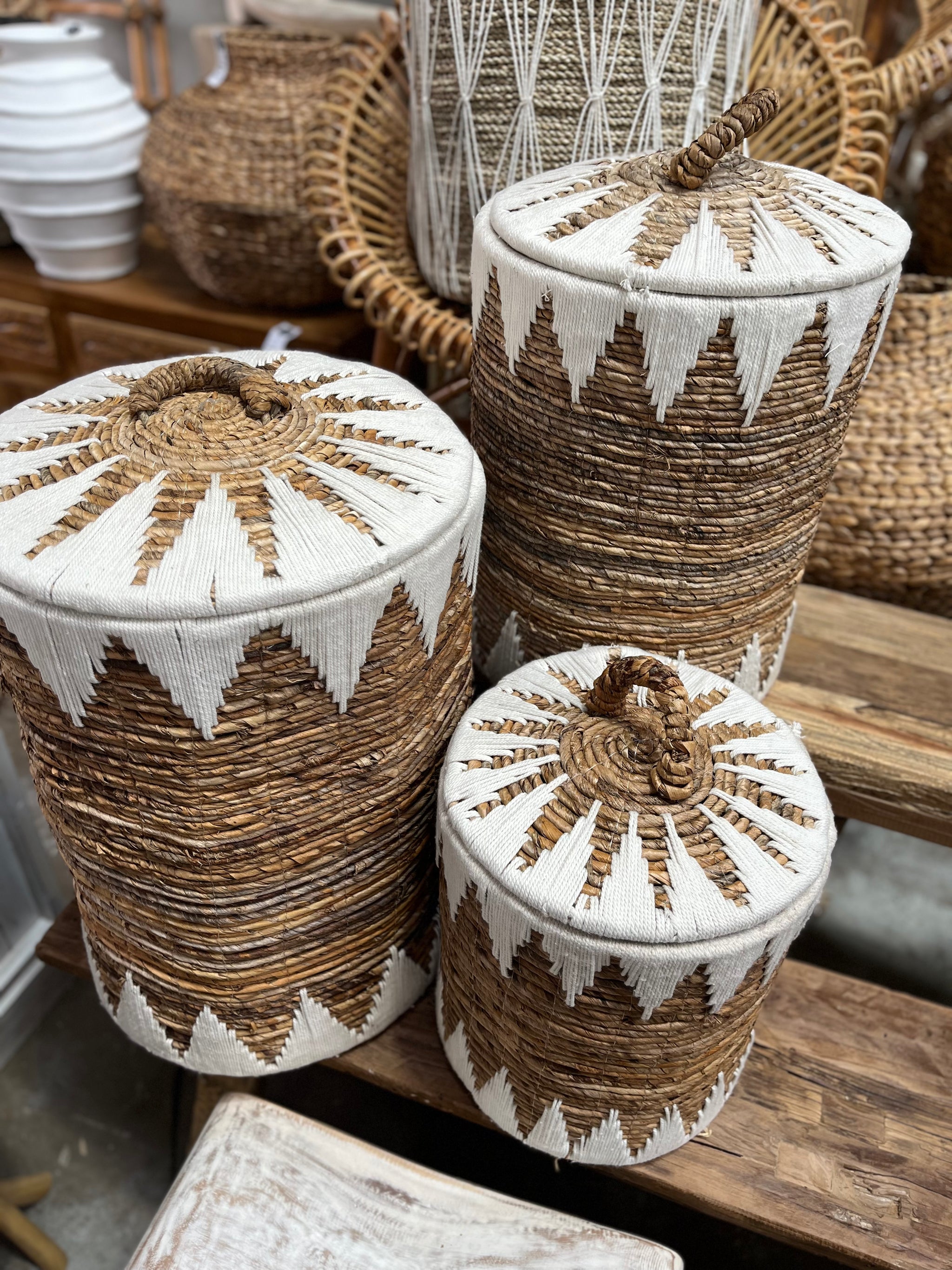 Set 3 natural / white woven baskets with lids