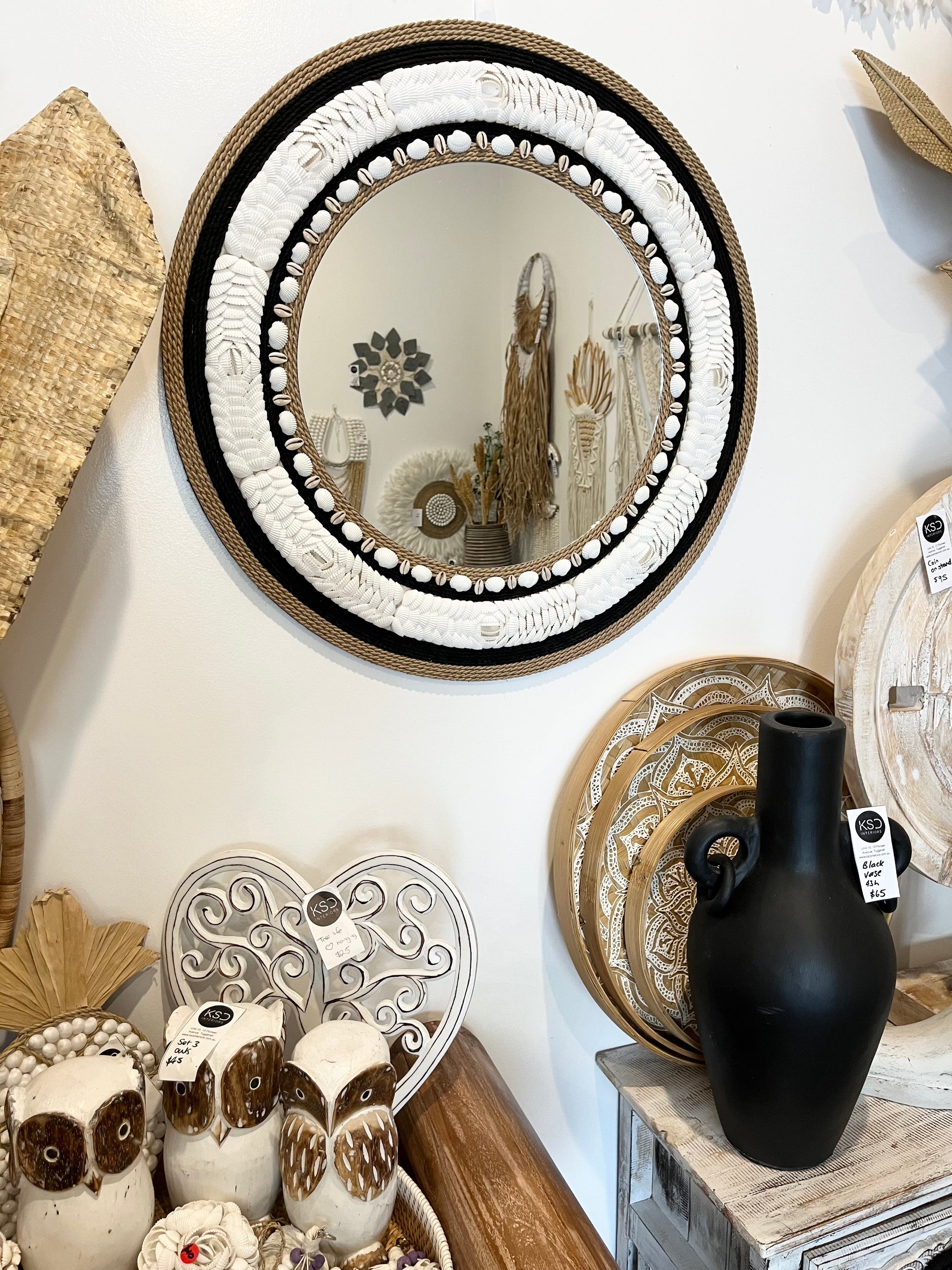 Round shell mirror with black detail