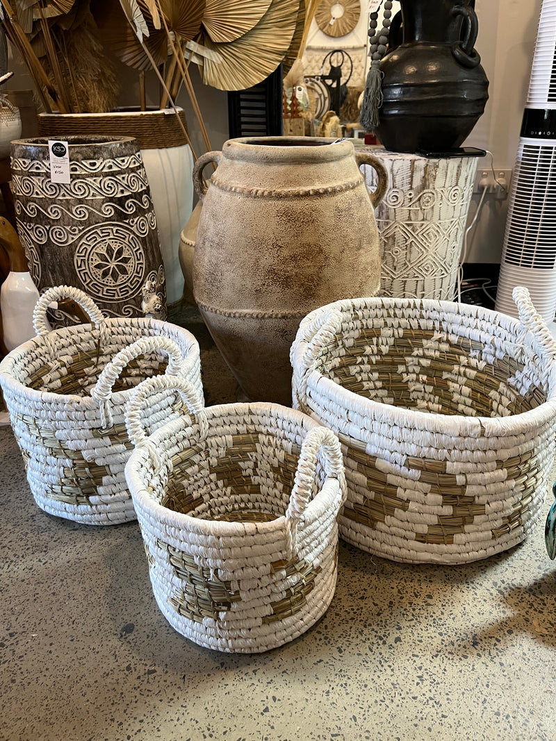 Set 3 woven baskets with white / natural