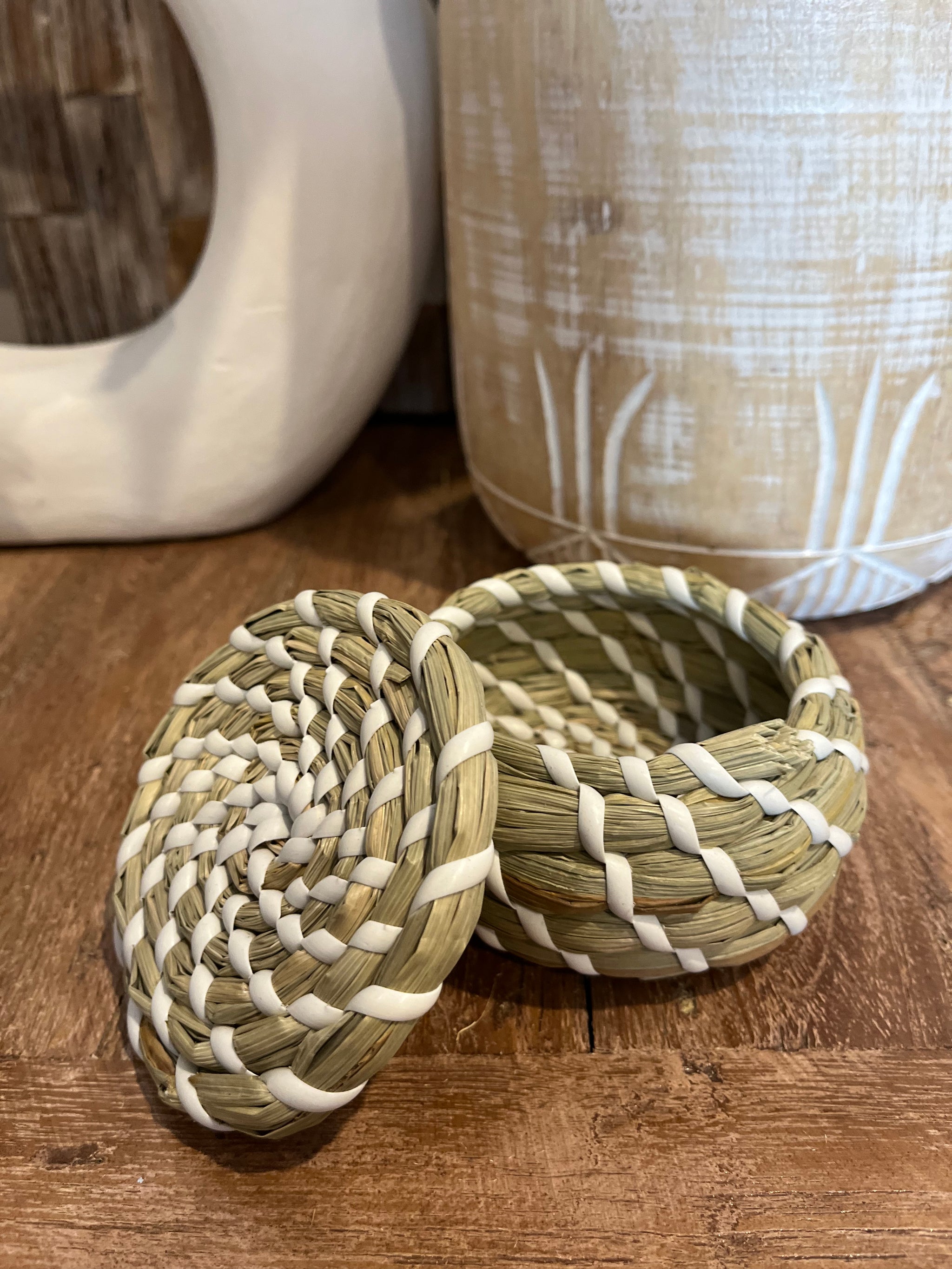 Set 3 Woven containers with lid.