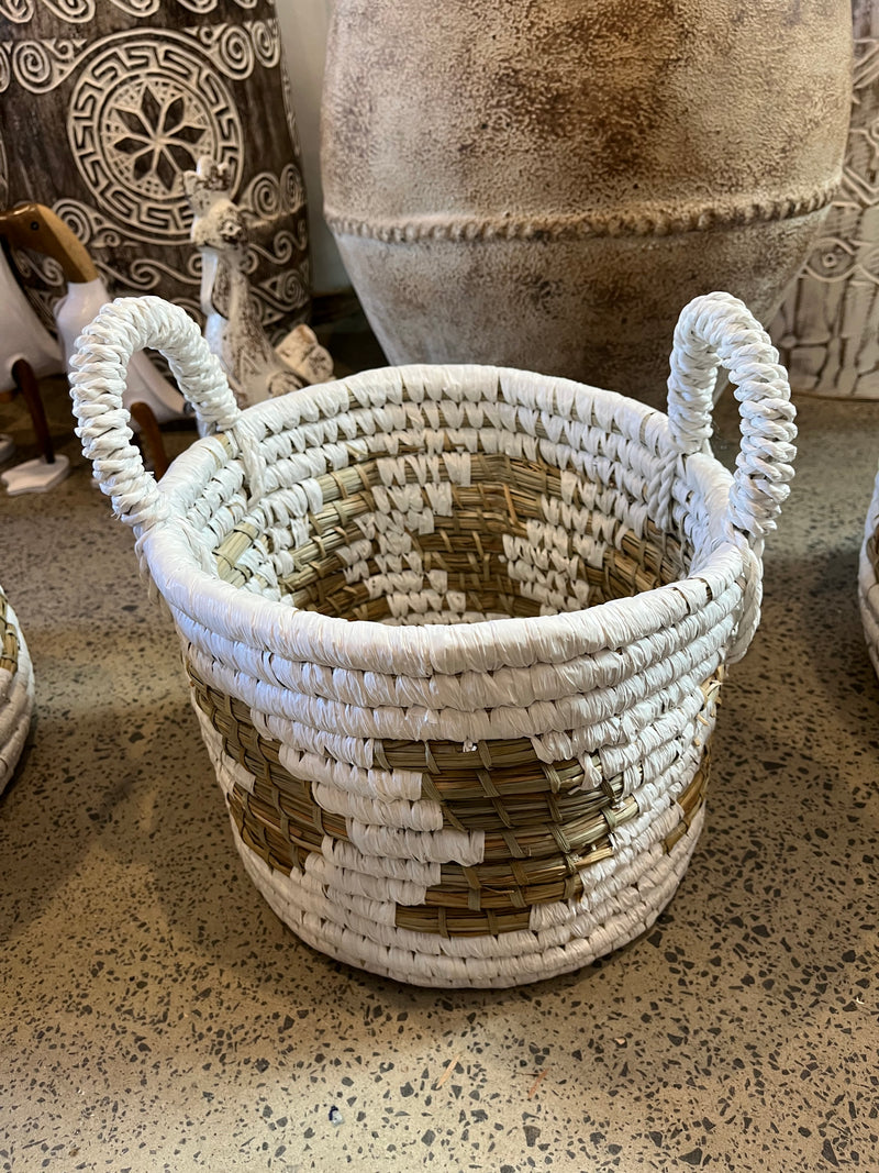 Woven basket with white / natural S