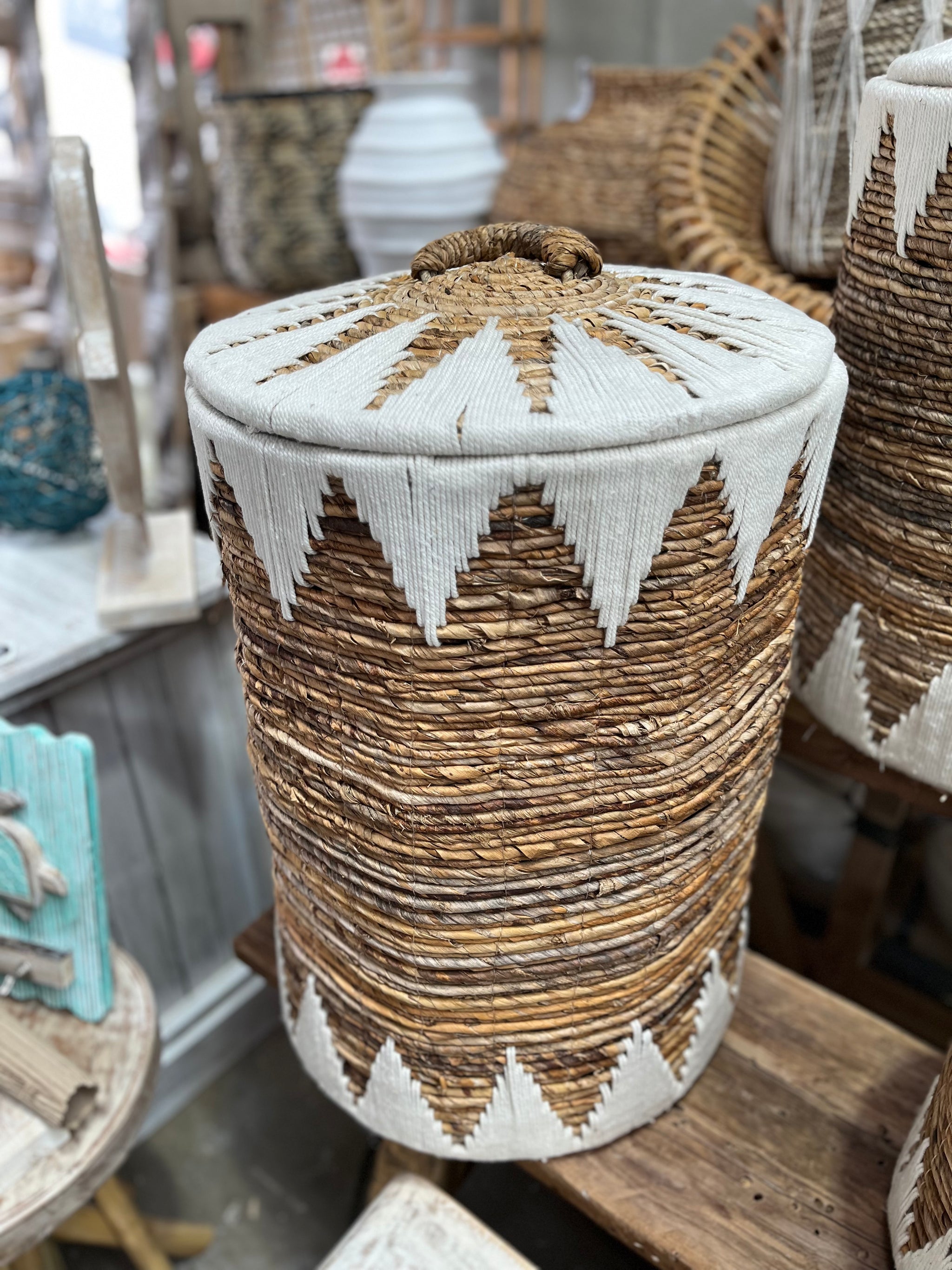 Set 3 natural / white woven baskets with lids