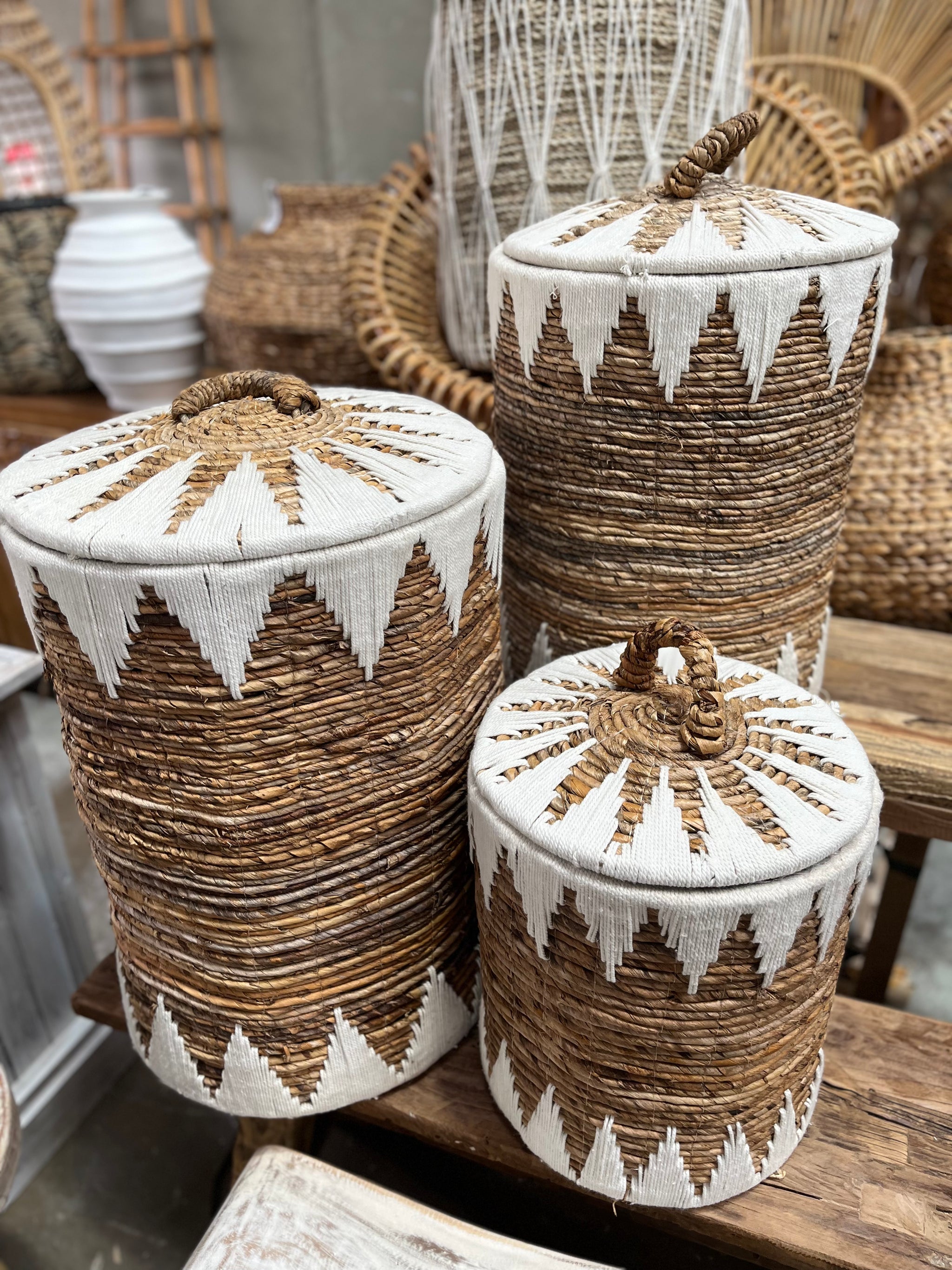 Set 3 natural / white woven baskets with lids