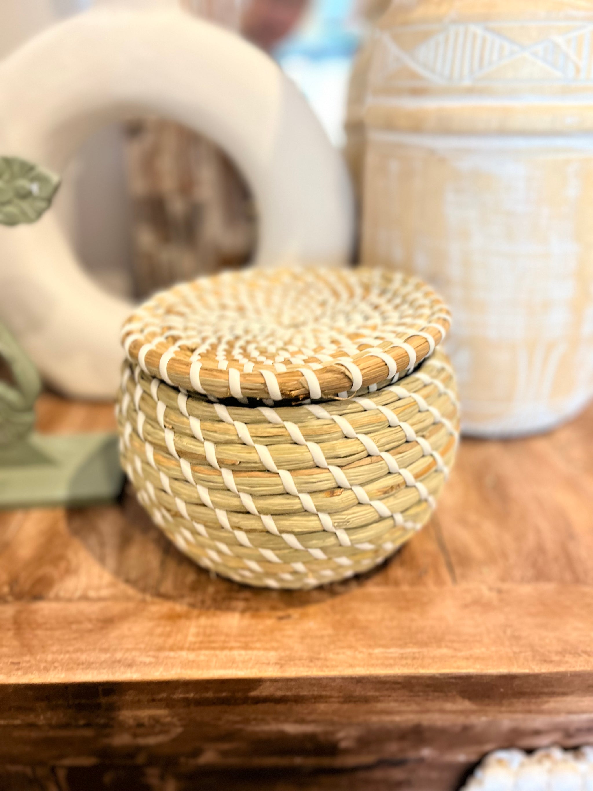 Set 3 Woven containers with lid.