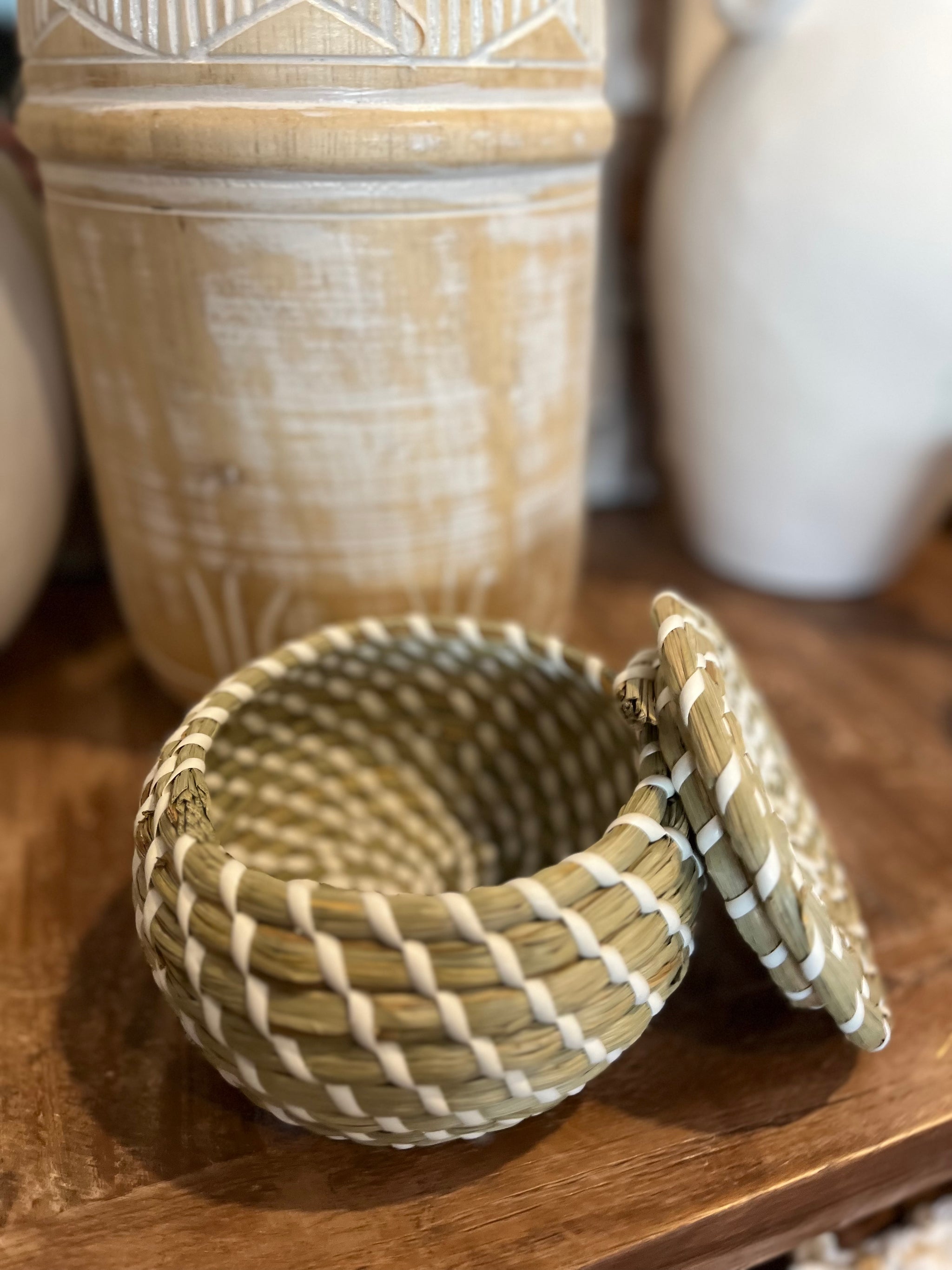 Set 3 Woven containers with lid.