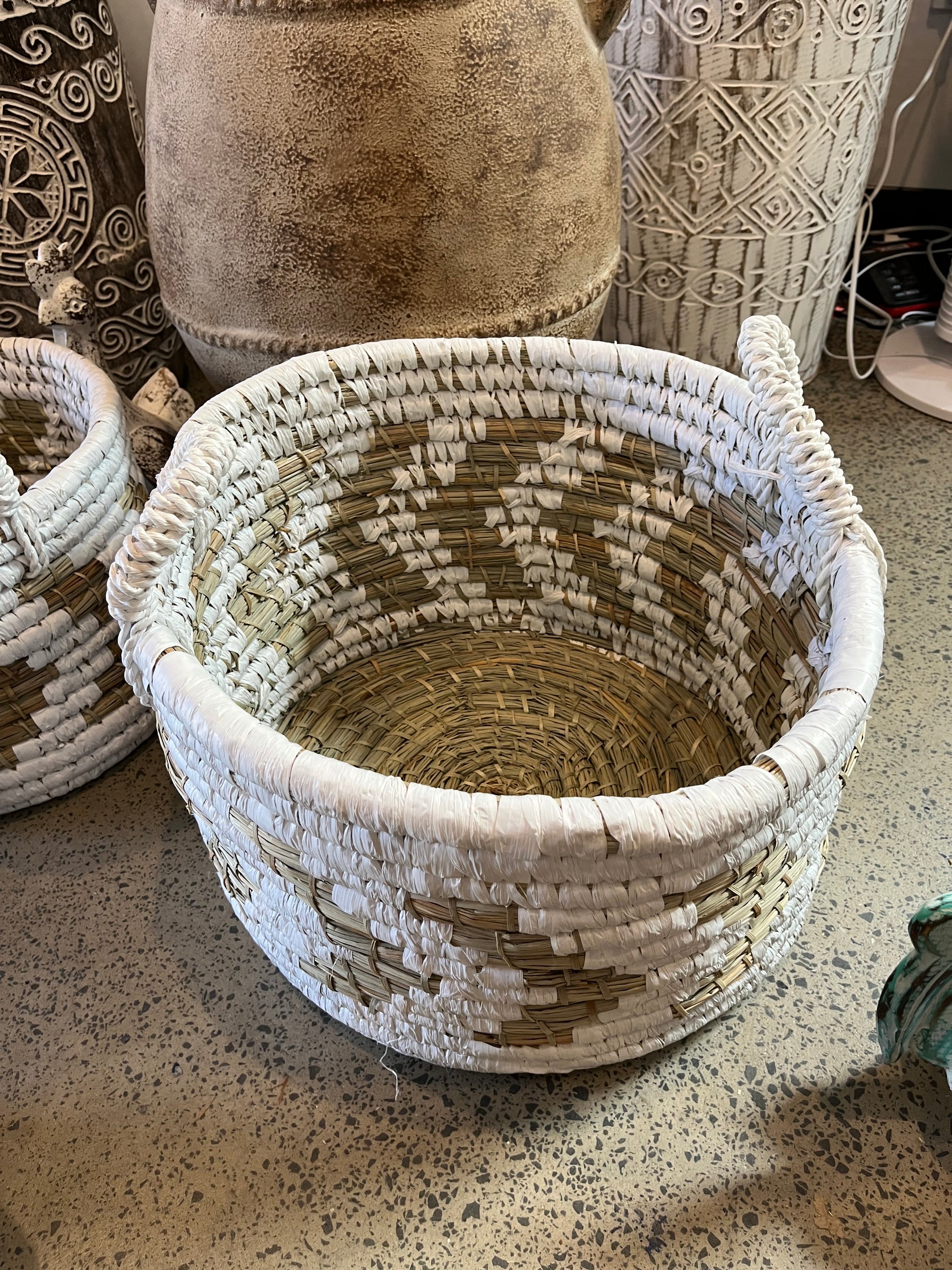 Woven basket with white / natural L