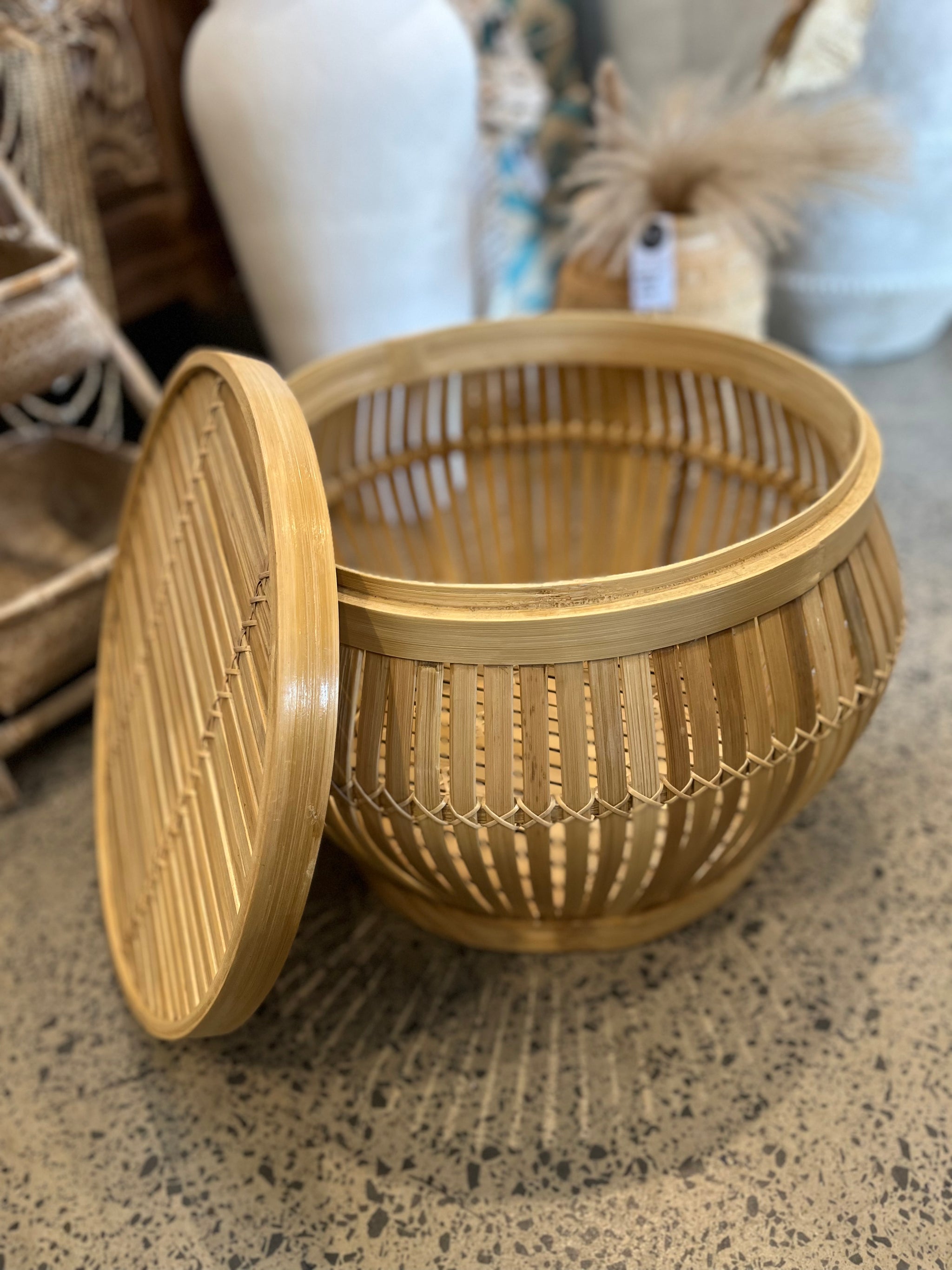 Storage basket / table