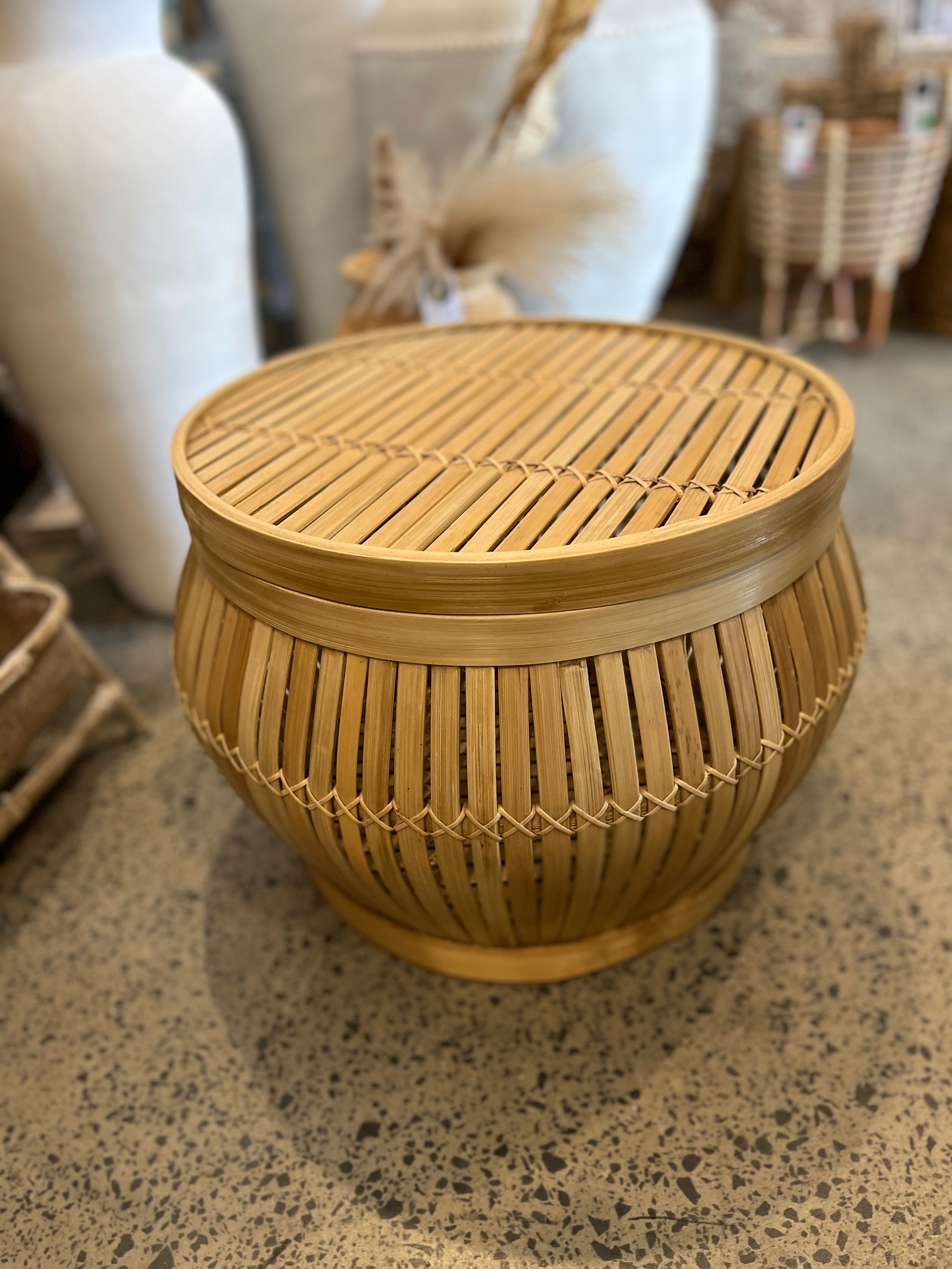 Storage basket / table