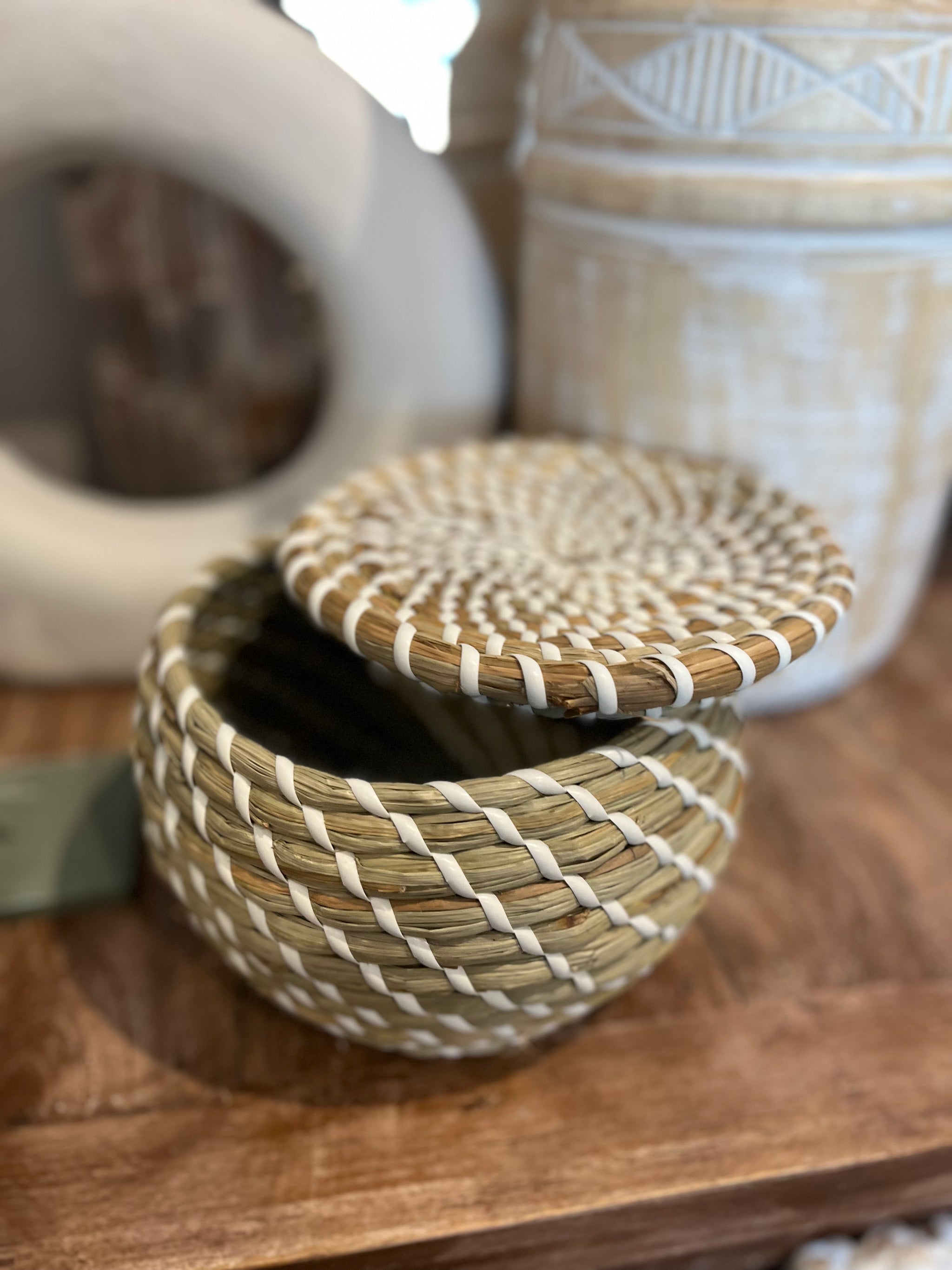 Set 3 Woven containers with lid.