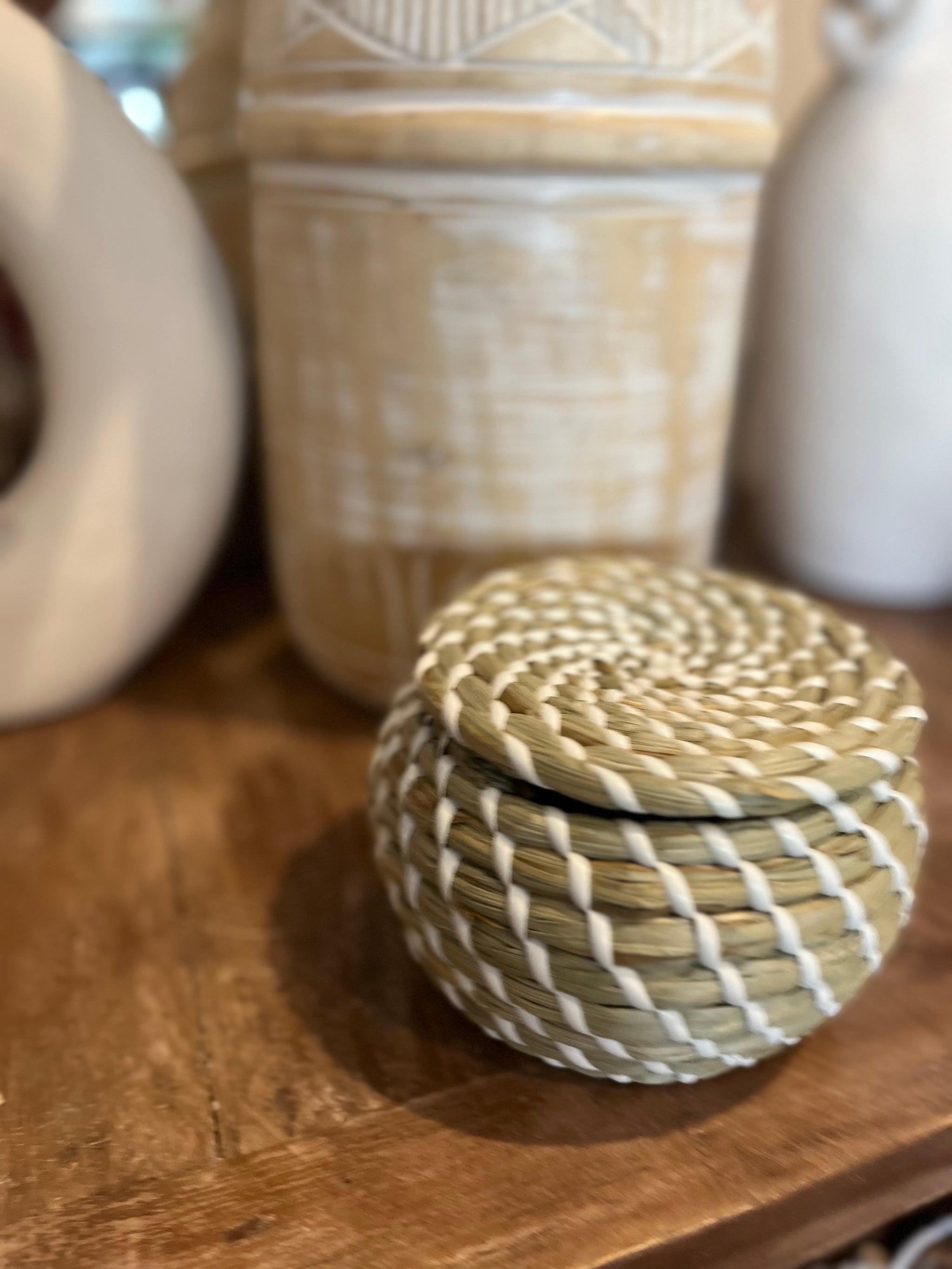 Set 3 Woven containers with lid.