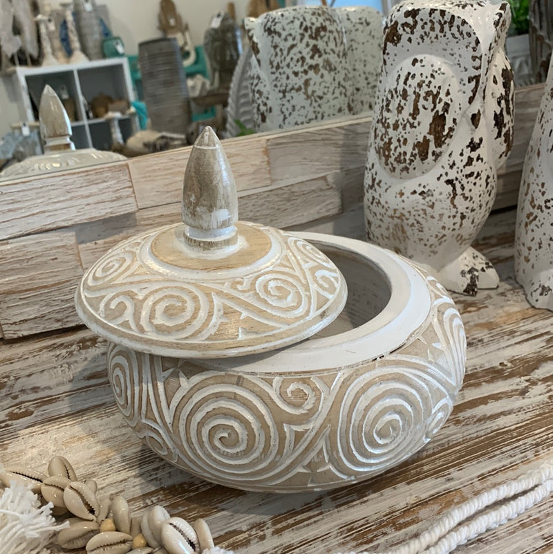 Medium container with lid. White wash. Swirl carved pattern