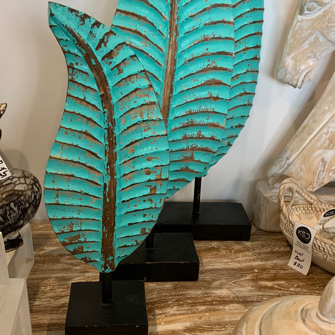 Set 3 turquoise timber leaf on stand decorations with black base