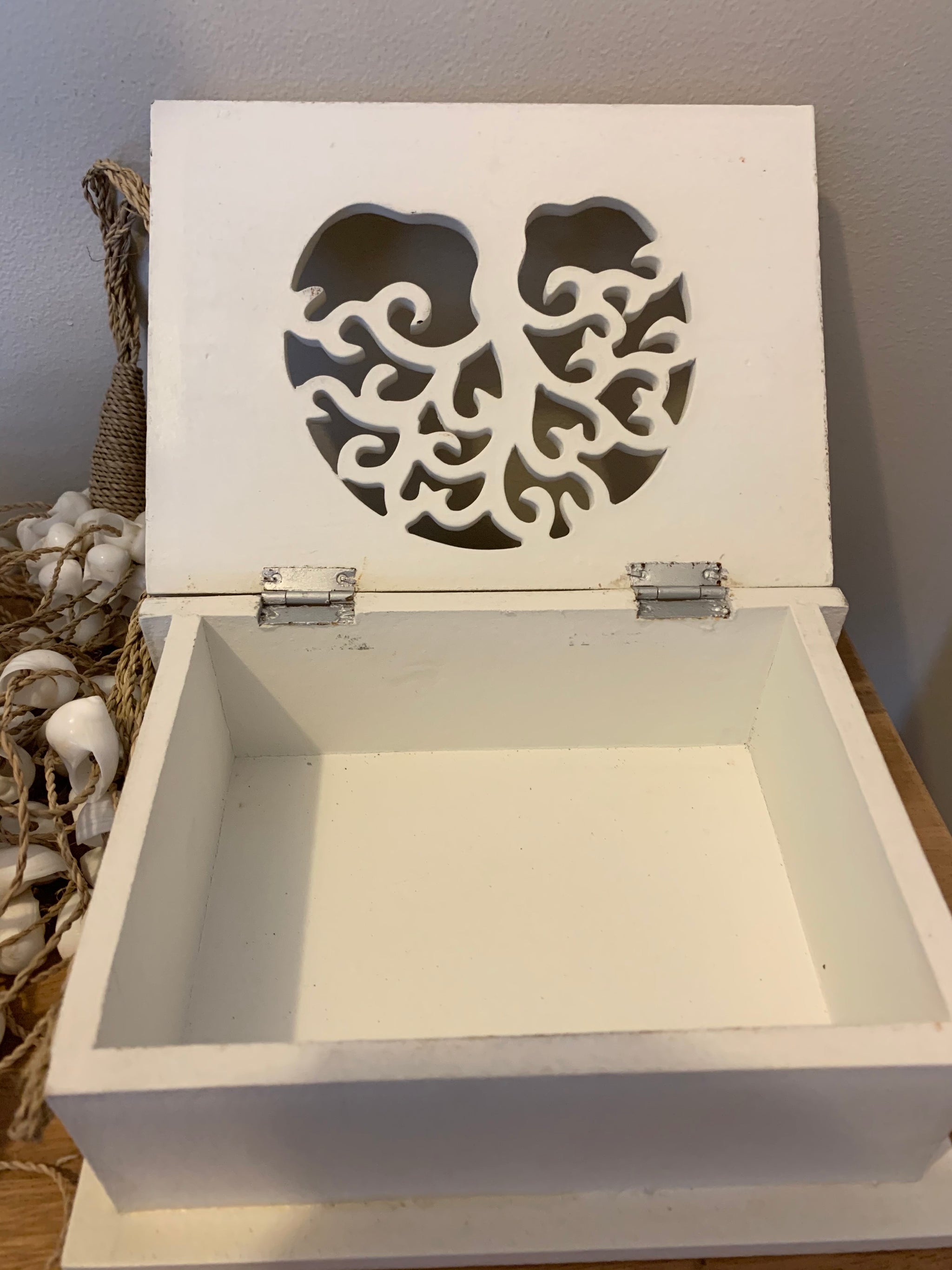 Carved white box tree of life with hinged lid. Jewellery / storage. Medium. 19cm