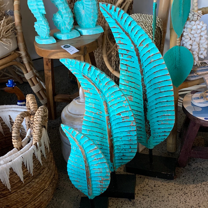 Set 3 rustic turquoise timber leaf on stand decorations