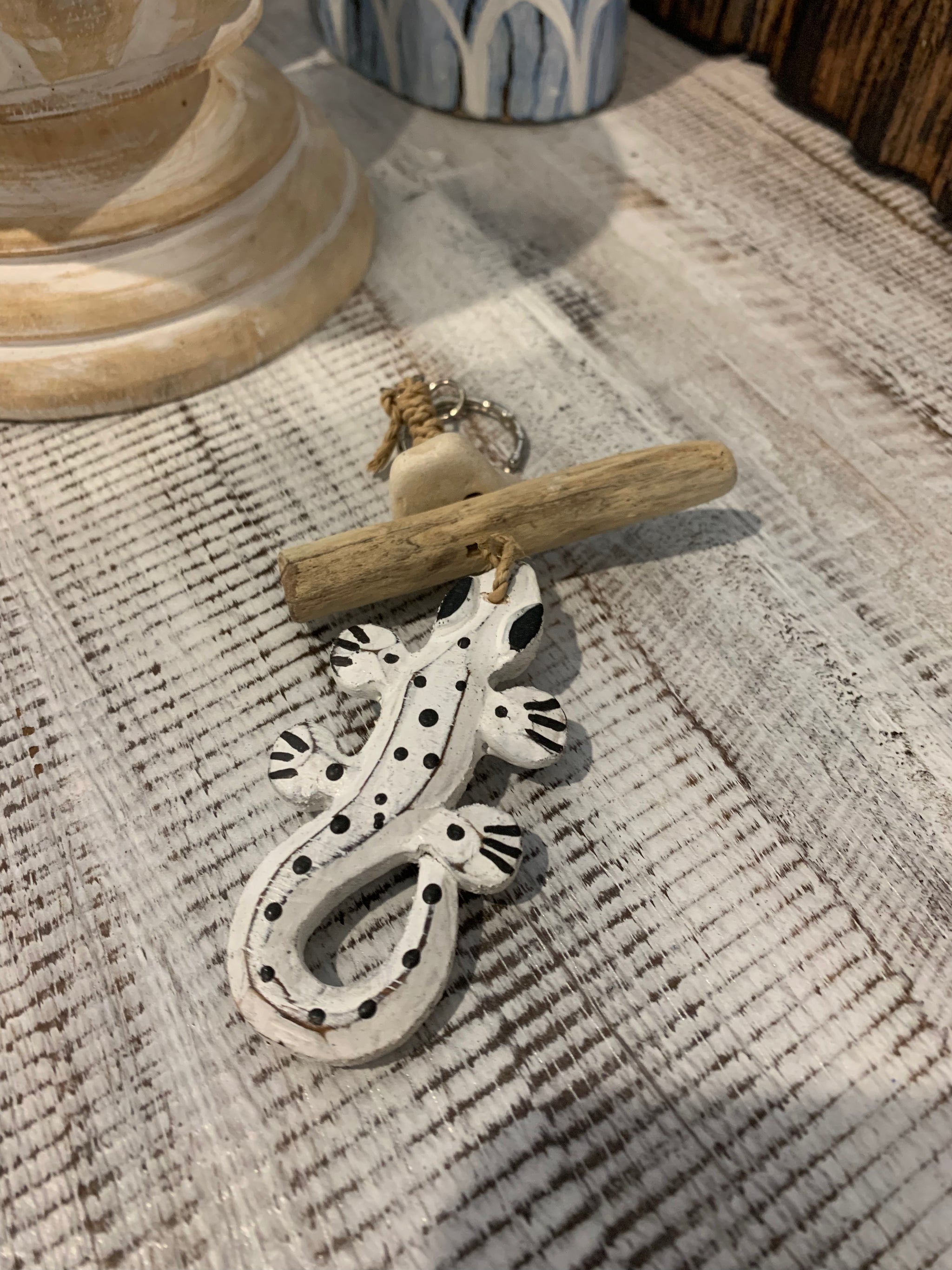 Timber lizard keyring. White