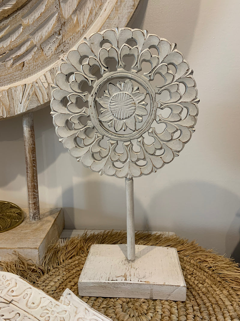 Handcarved decorative flower/ coin on stand. White. S