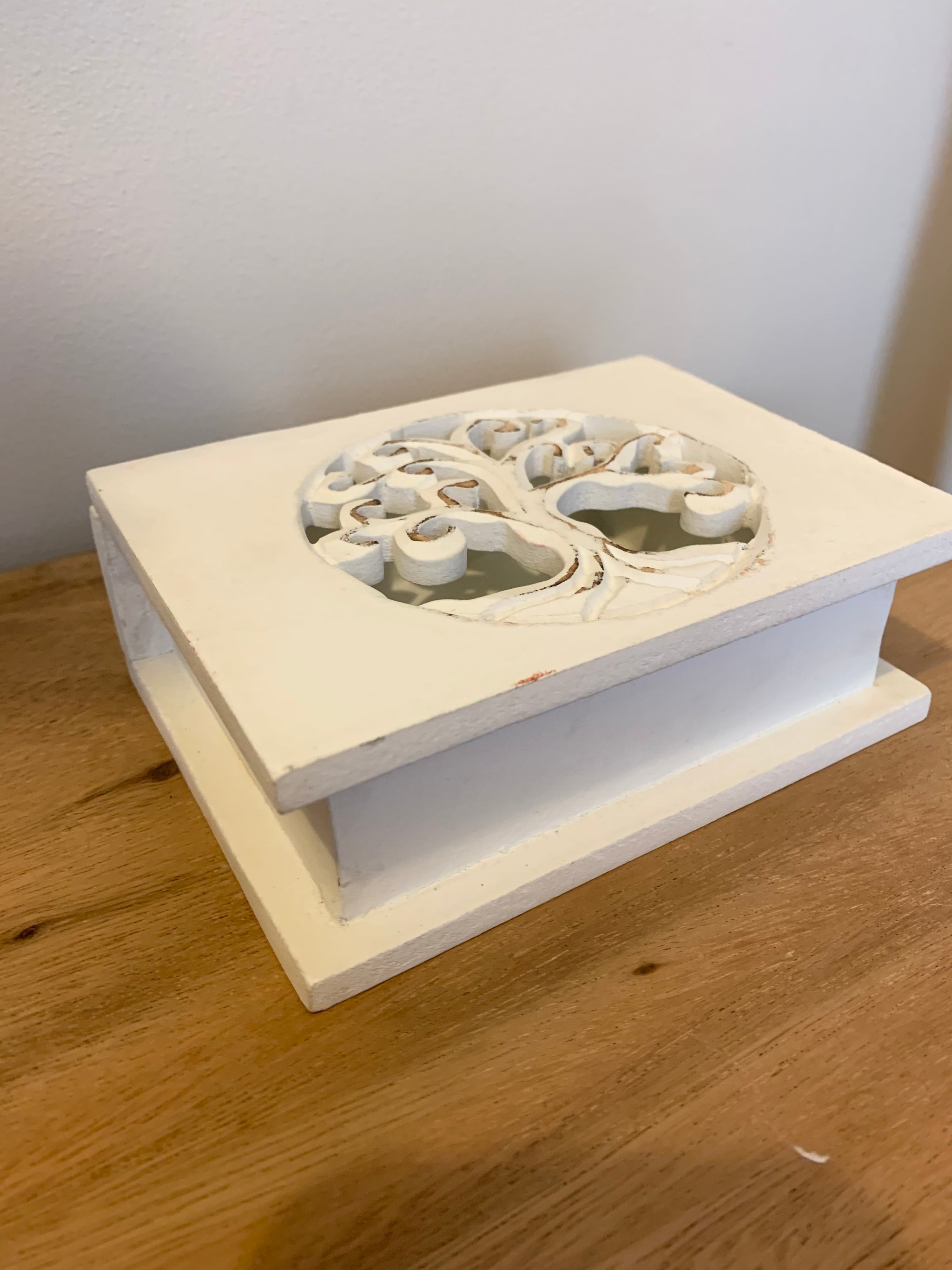 Carved tree of life white box with hinged lid. Jewellery / storage. 15cm w