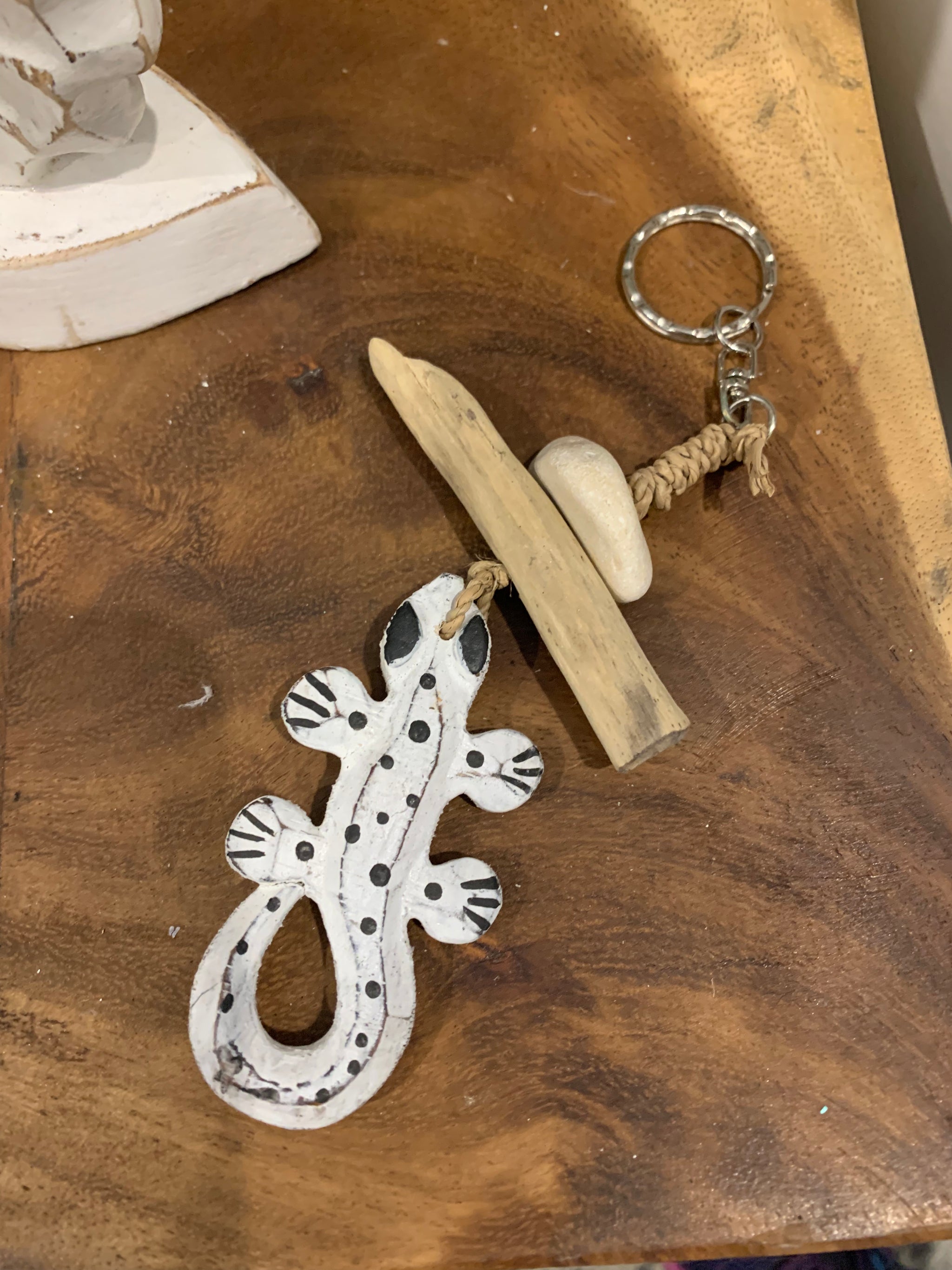 Timber lizard keyring. White