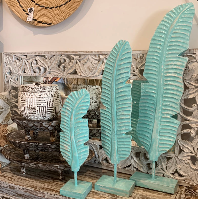 Set 3 turquoise timber leaf on stand decorations