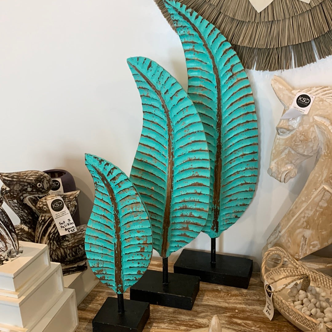 Set 3 turquoise timber leaf on stand decorations with black base