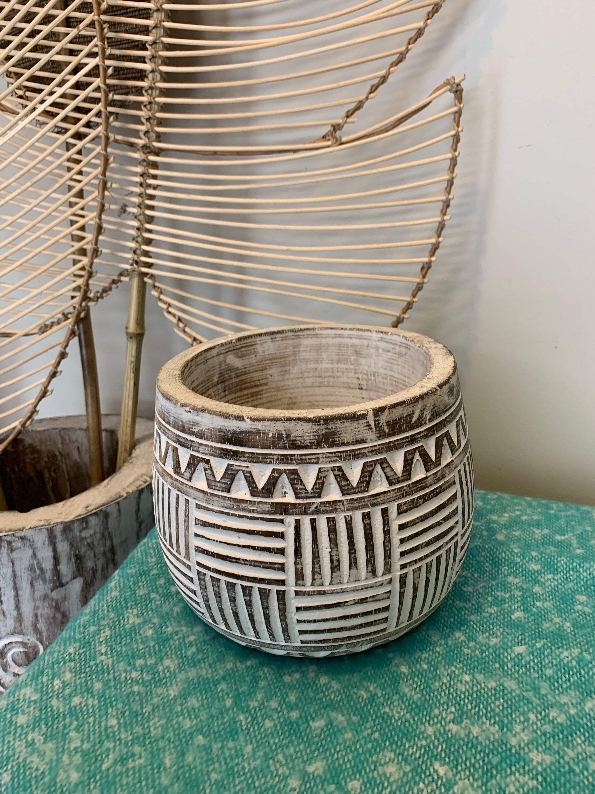 Brown decorative pot. L