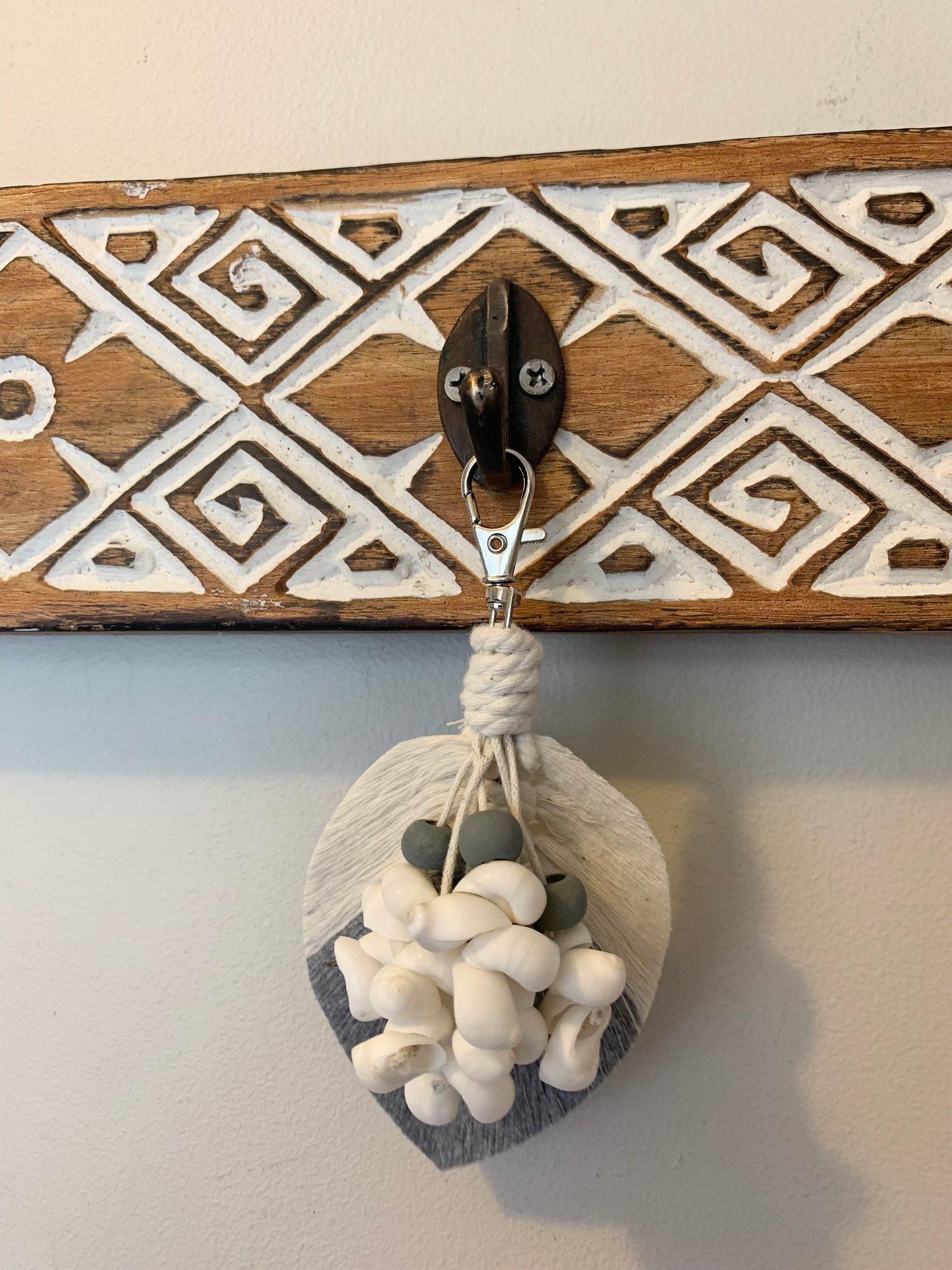 Macrame leaf, shell and grey bead keyring