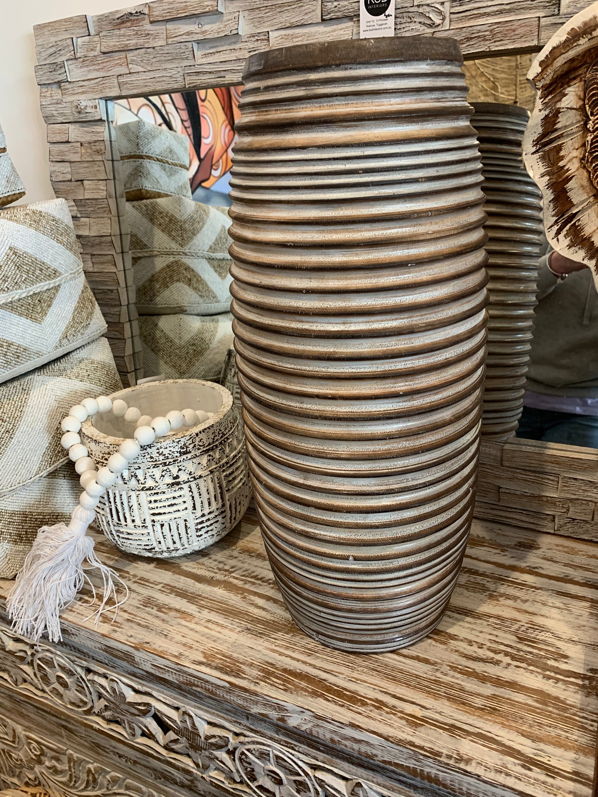 Brown timber vase. Rims