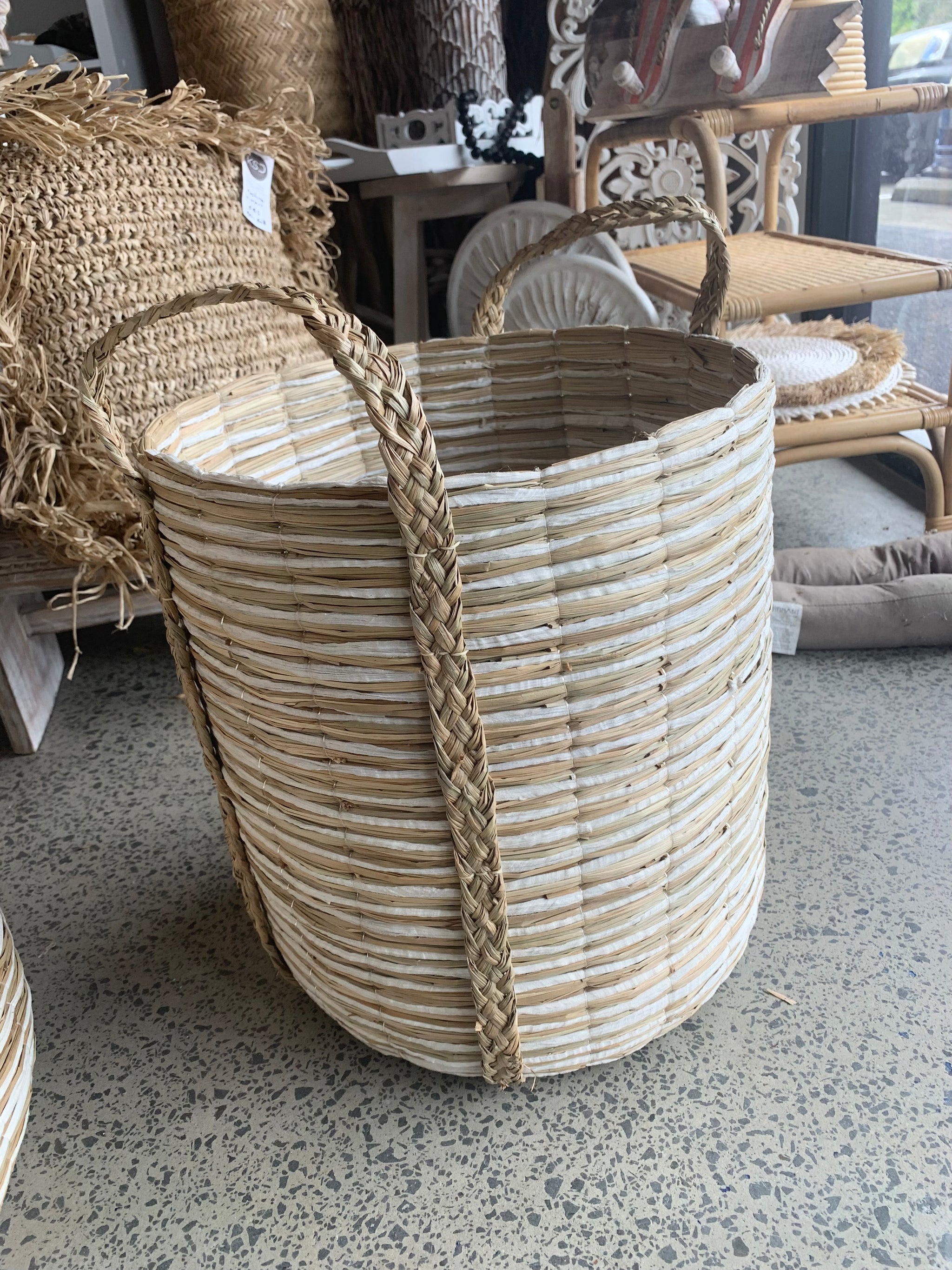 Set 3 woven mendong baskets with white / natural