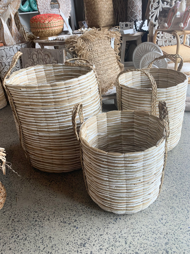 Set 3 woven mendong baskets with white / natural