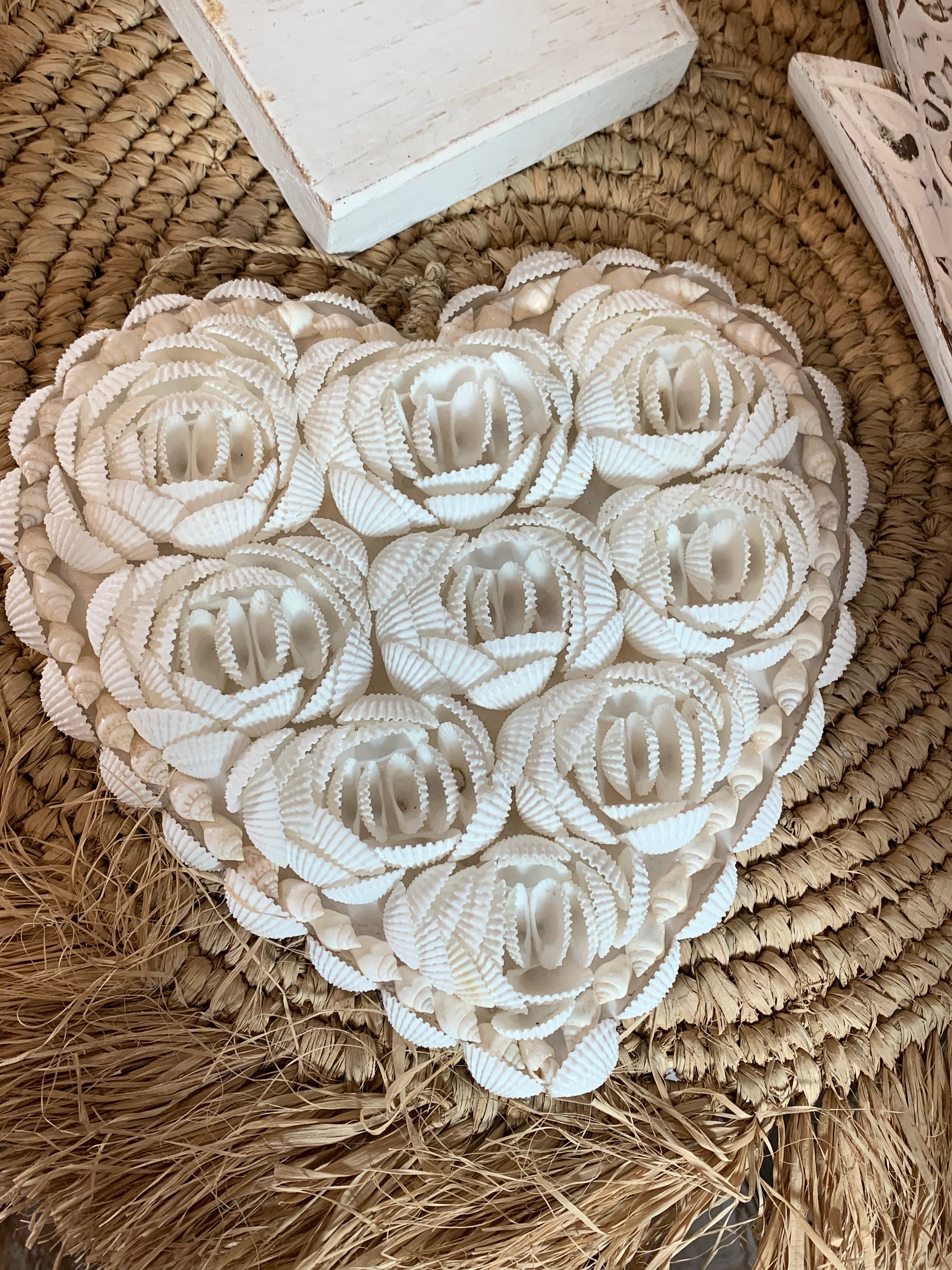 Shell heart with white shells 18cm L